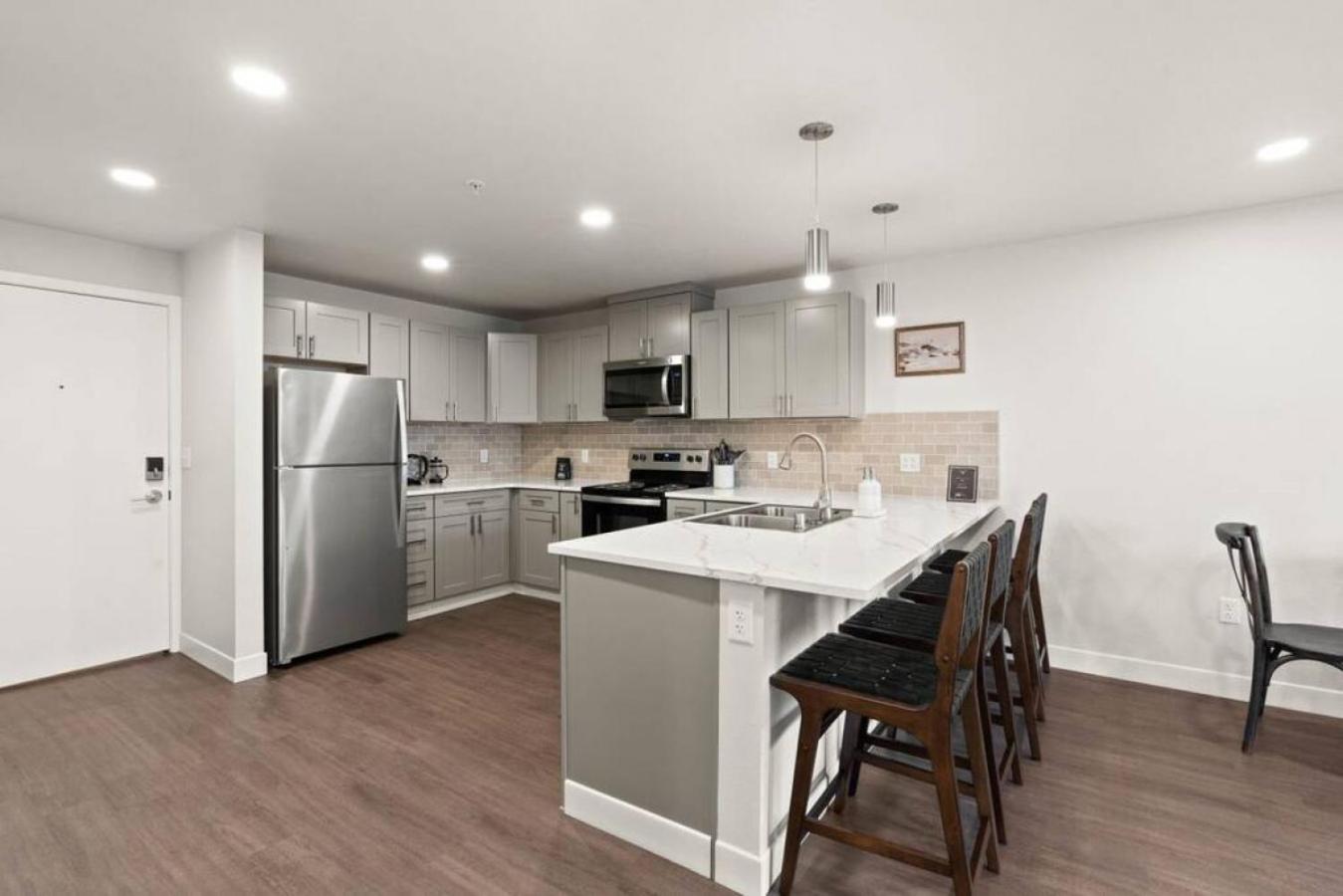 Billede 7: Spacious, King Bed, w Pool Table & Brunch Below! 303