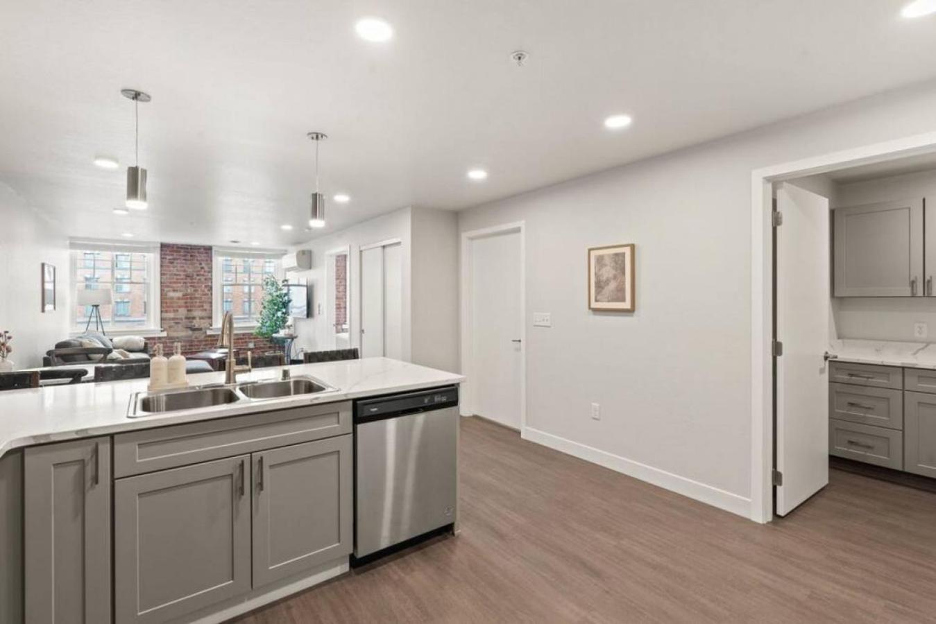 Billede 8: Spacious, King Bed, w Pool Table & Brunch Below! 303