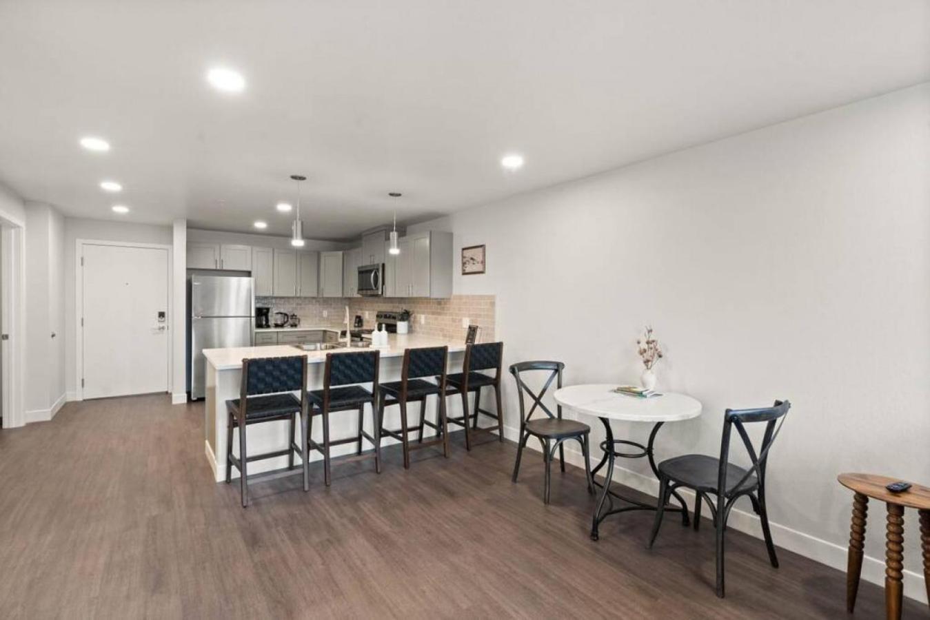 Billede 9: Spacious, King Bed, w Pool Table & Brunch Below! 303