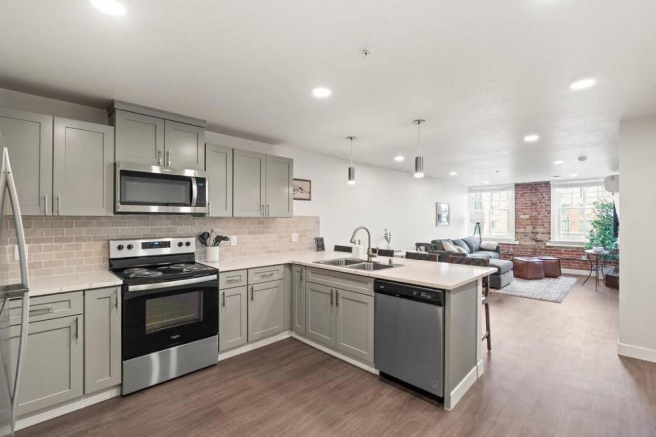 Billede 10: Spacious, King Bed, w Pool Table & Brunch Below! 303