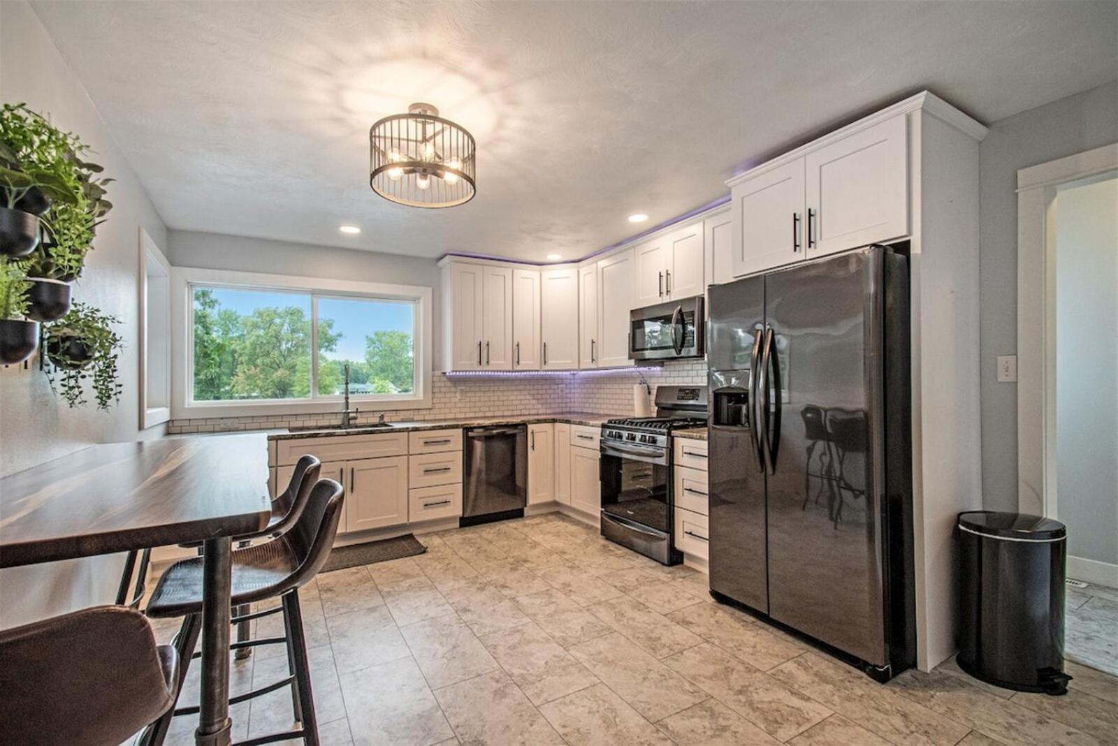 Bilde 8: Sunset Point - Spacious 4-bedroom house in Elkhart with WiFi, AC, Swim Spa