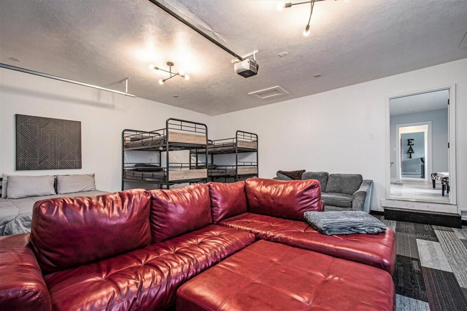 Bilde 7: Sunset Point - Spacious 4-bedroom house in Elkhart with WiFi, AC, Swim Spa