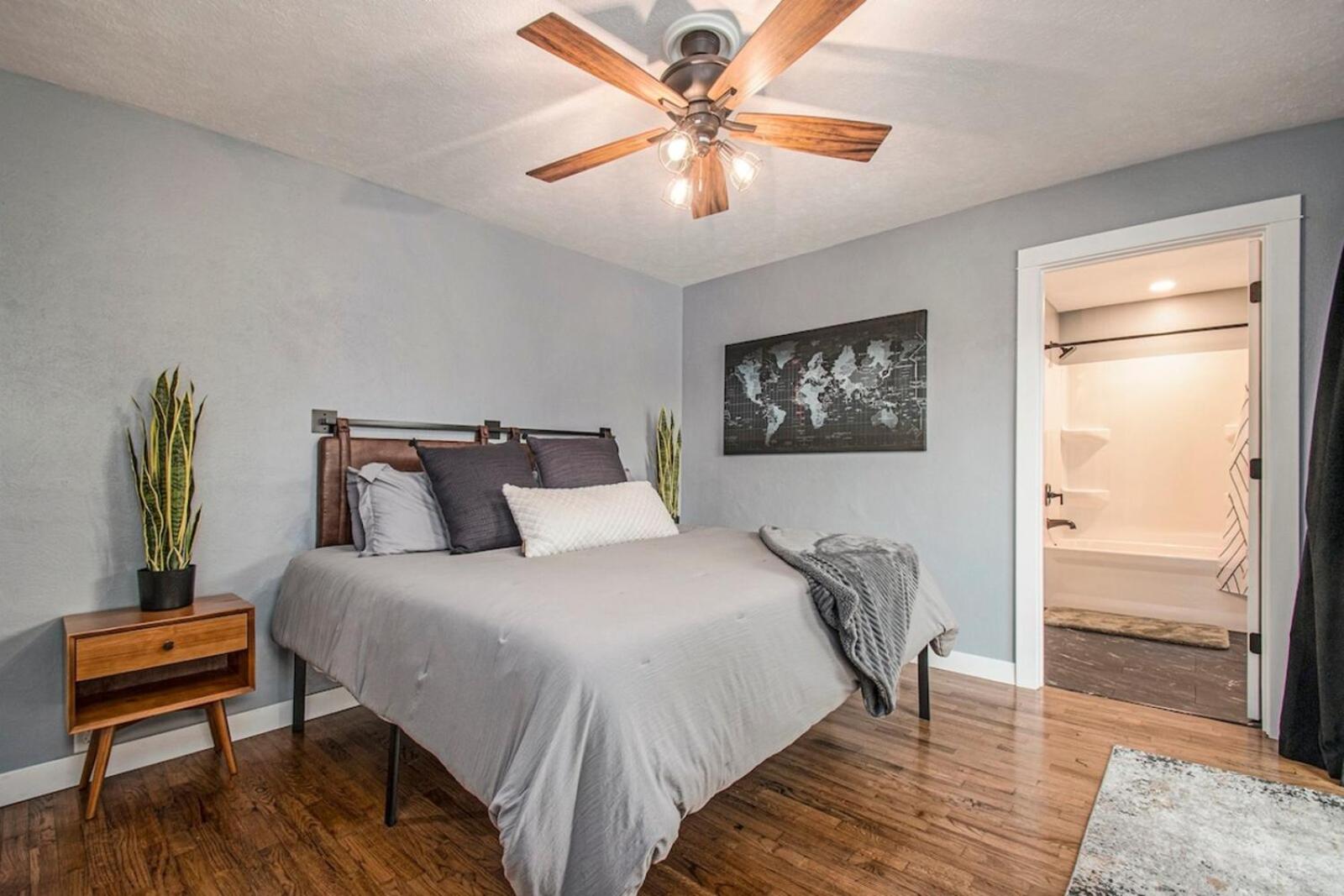Bilde 5: Sunset Point - Spacious 4-bedroom house in Elkhart with WiFi, AC, Swim Spa