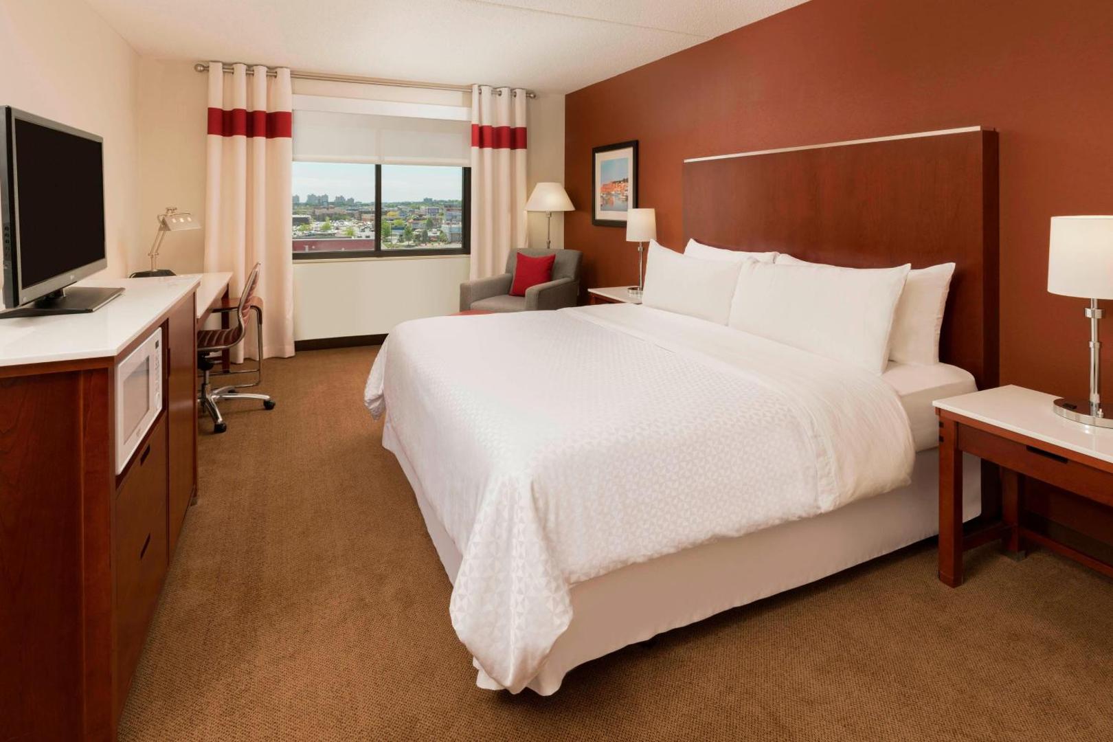 Фотография 10: Four Points by Sheraton Boston Logan Airport Revere