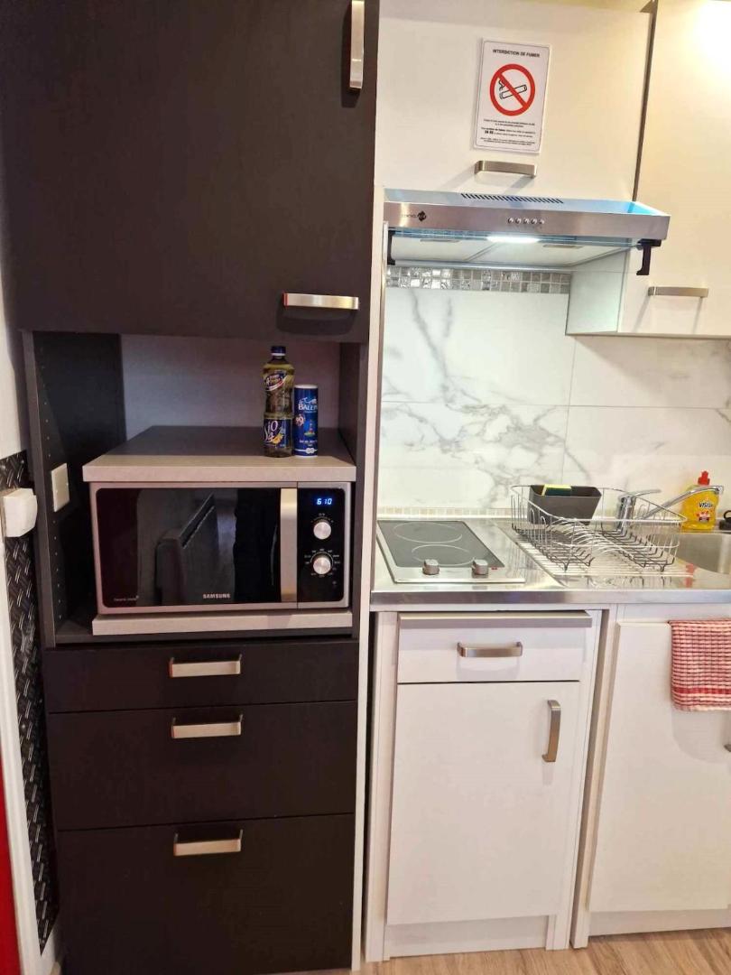 Fotografie 7: 06 - Très joli 2 pièces neuf climatisé pour 1 à 4 personnes avec 3 lits, vue sur jardin, parking privatif gratuit, grand fourgon possible, tout le linge de maison est fourni