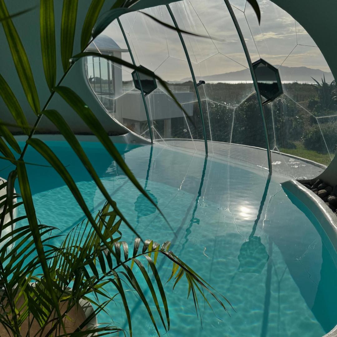 Fotografie 4: Iconic & Curvaceous Beach House