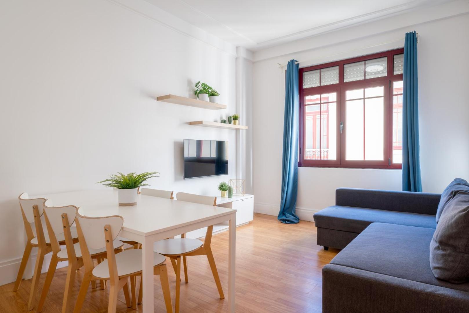 Foto 4: Host Wise - Spacious Comfortable Apartment - Balcony