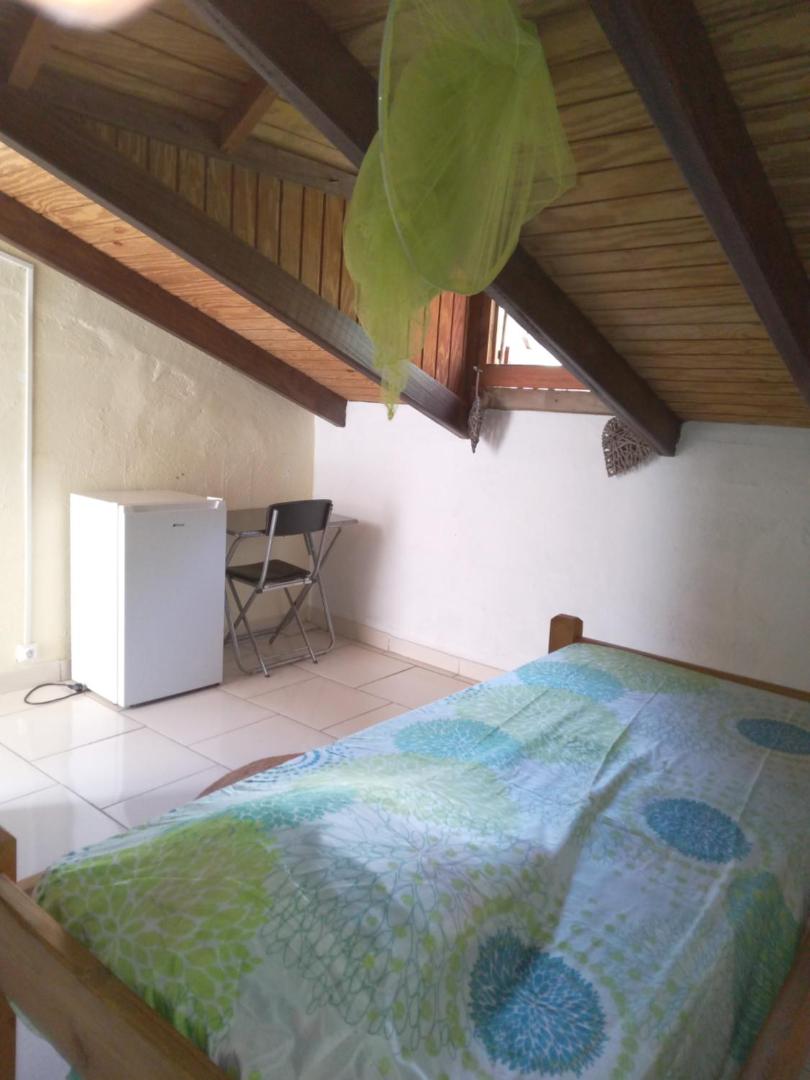 Foto 7: STUDIO / HAUT DE VILLA / / VUE SUR MER / SALONORAT