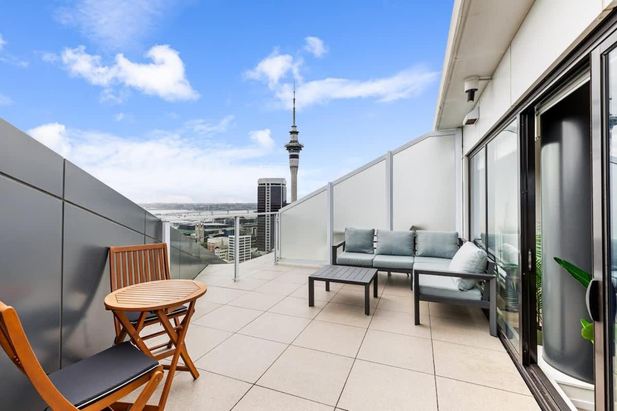 Photo 5 : Pool, Gym & Modern 2BR Sky Tower View Zodiak Stays