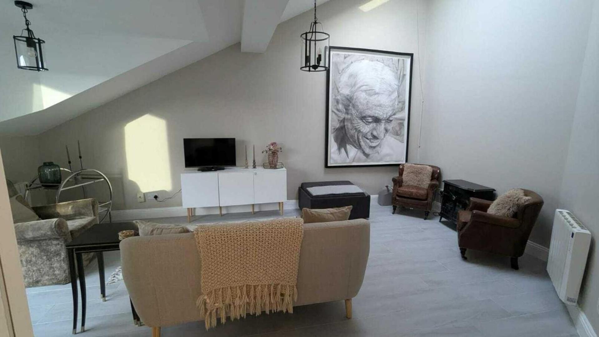 Foto 3: Spacious & stylish upgraded 1BD Malahide Marina