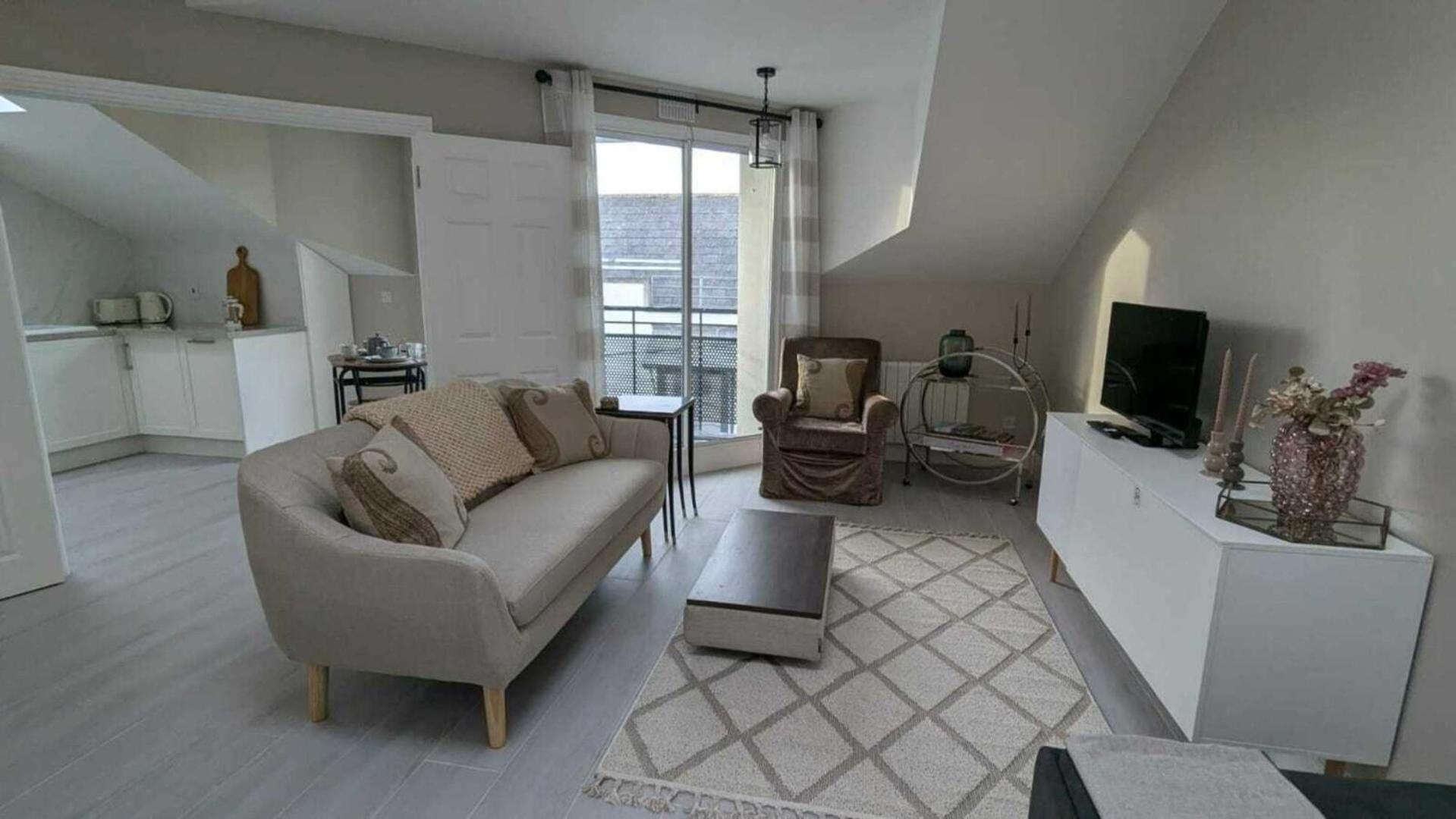 Foto 7: Spacious & stylish upgraded 1BD Malahide Marina