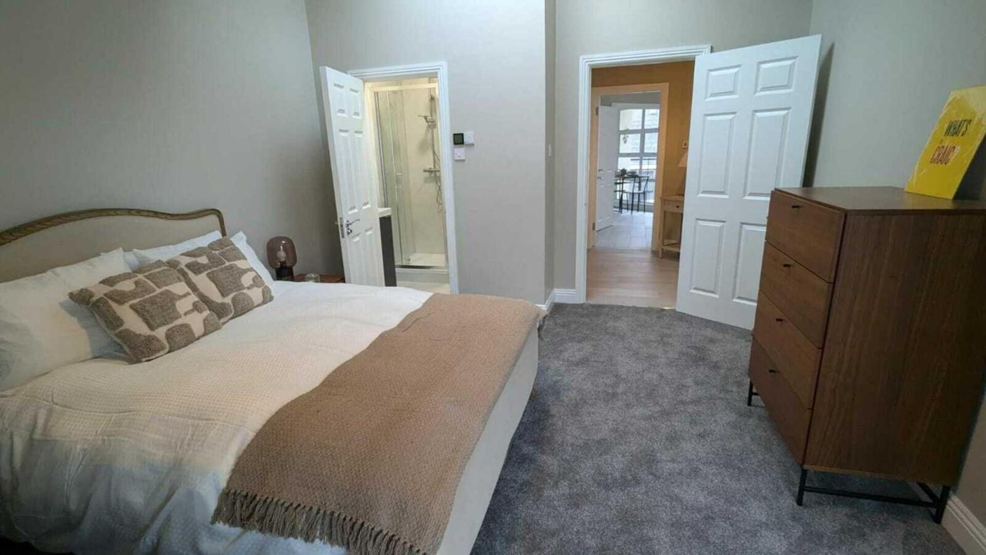 Foto 8: Spacious & stylish upgraded 1BD Malahide Marina