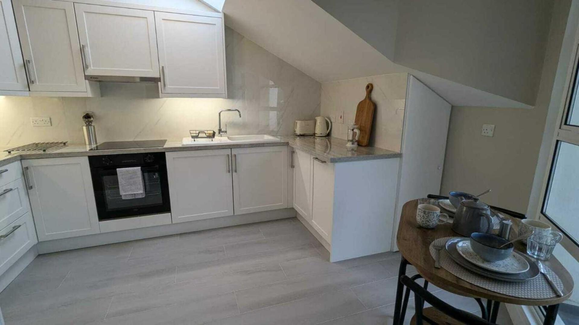 Foto 9: Spacious & stylish upgraded 1BD Malahide Marina