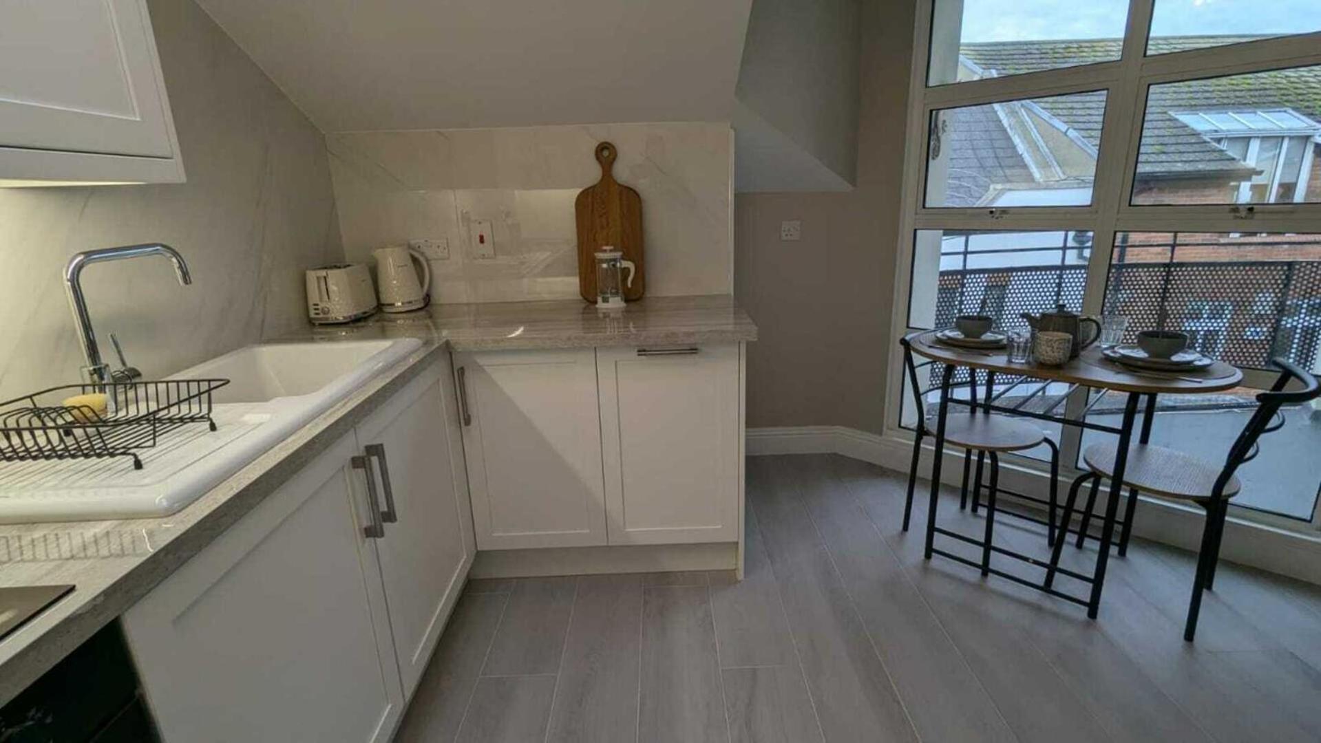 Foto 10: Spacious & stylish upgraded 1BD Malahide Marina