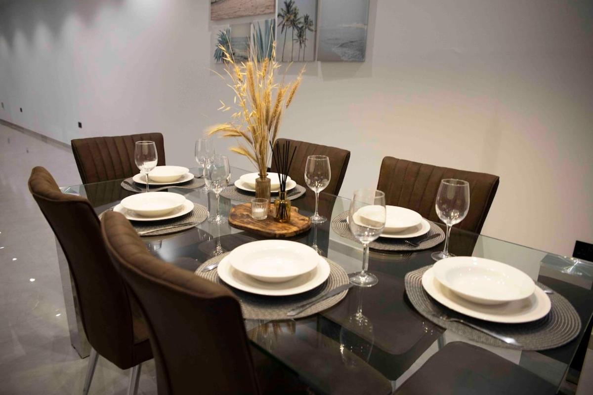 Fotografia 3: Flat 2, Large 3 bedroom Apartment, close to Countryside & Beaches, Sleeps 11!
