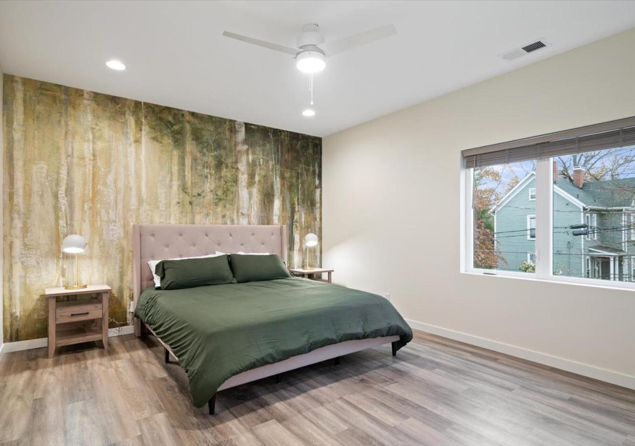 Fotografia 7: Fall at Golden Goose including King Bed, Parking, Security and Laundry