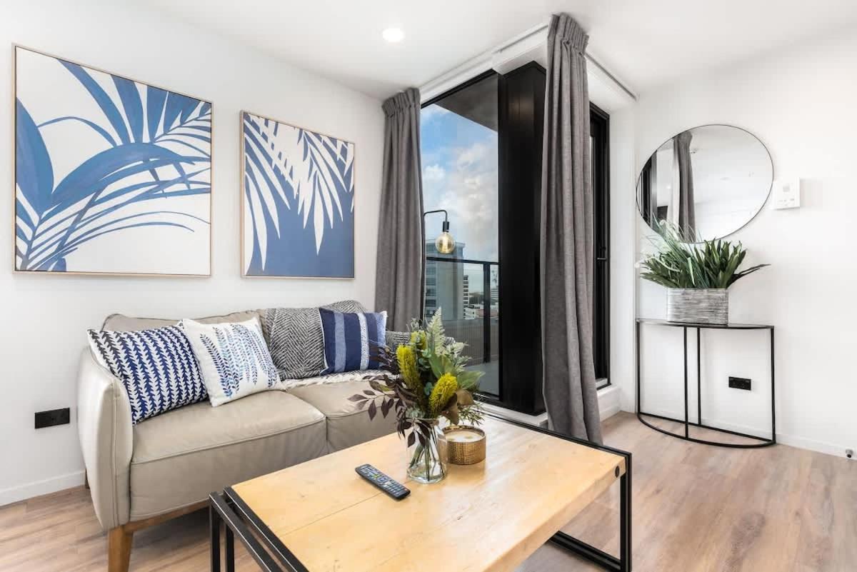 Kuva 3: Tree-Lined Studio on High Level with Skytower View