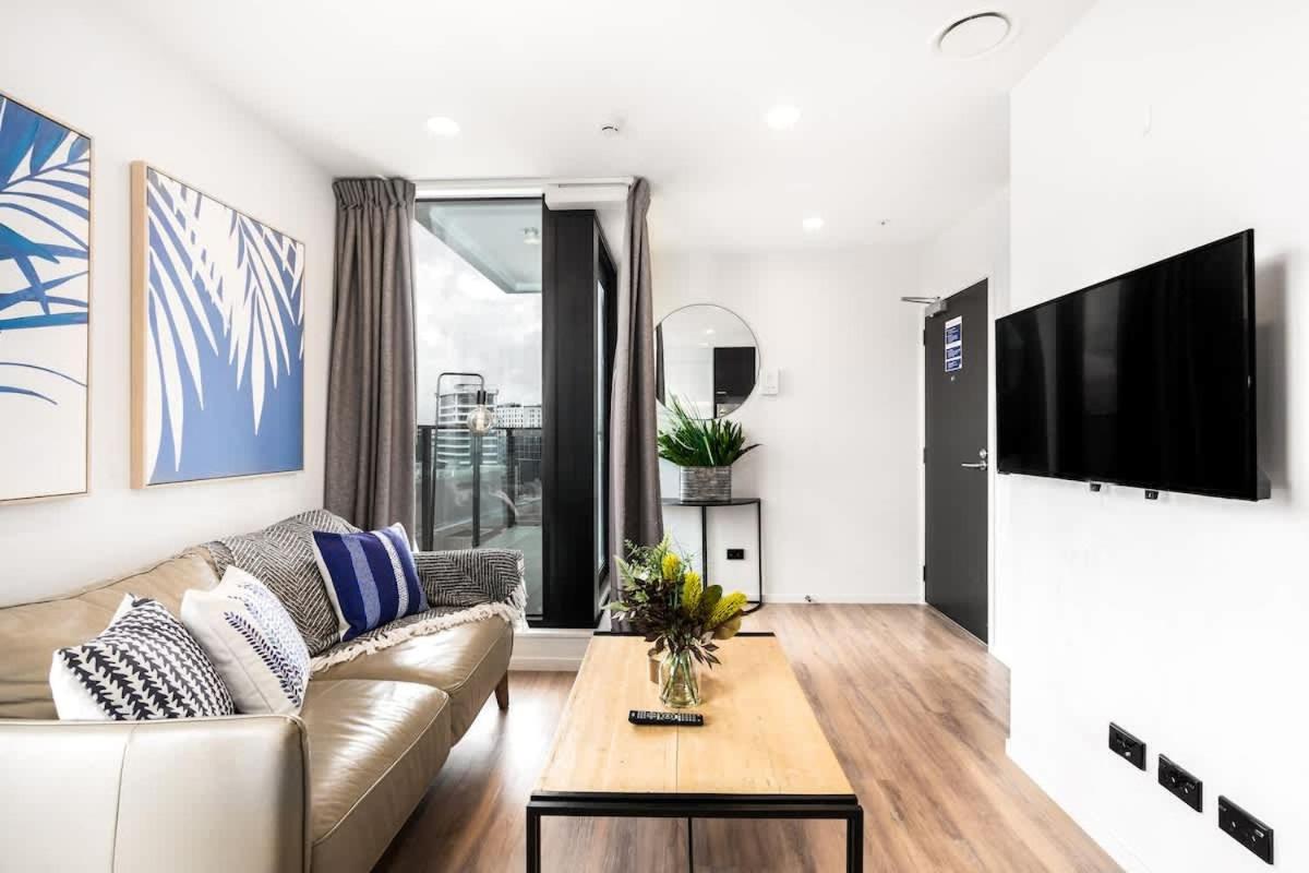 Kuva 5: Tree-Lined Studio on High Level with Skytower View