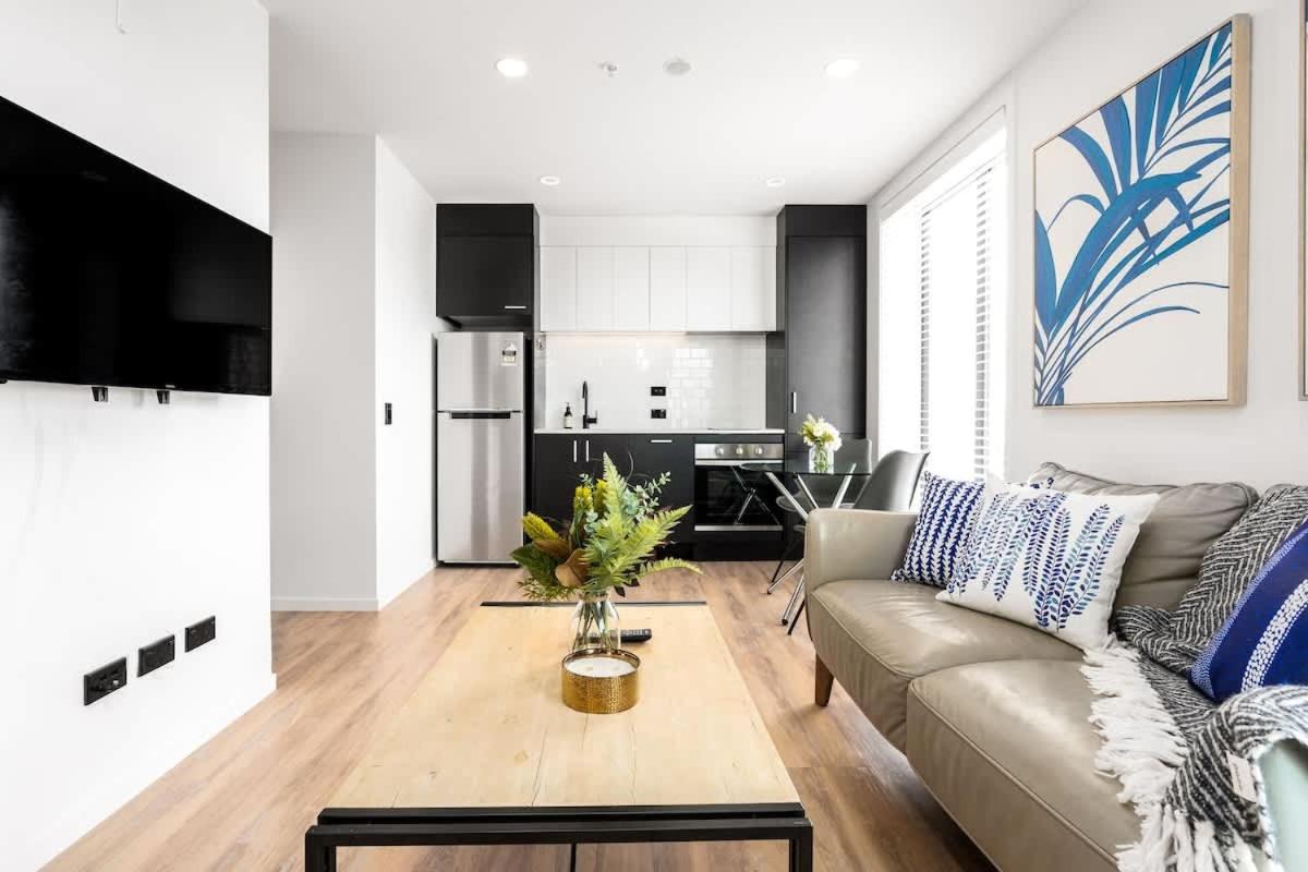 Kuva 6: Tree-Lined Studio on High Level with Skytower View