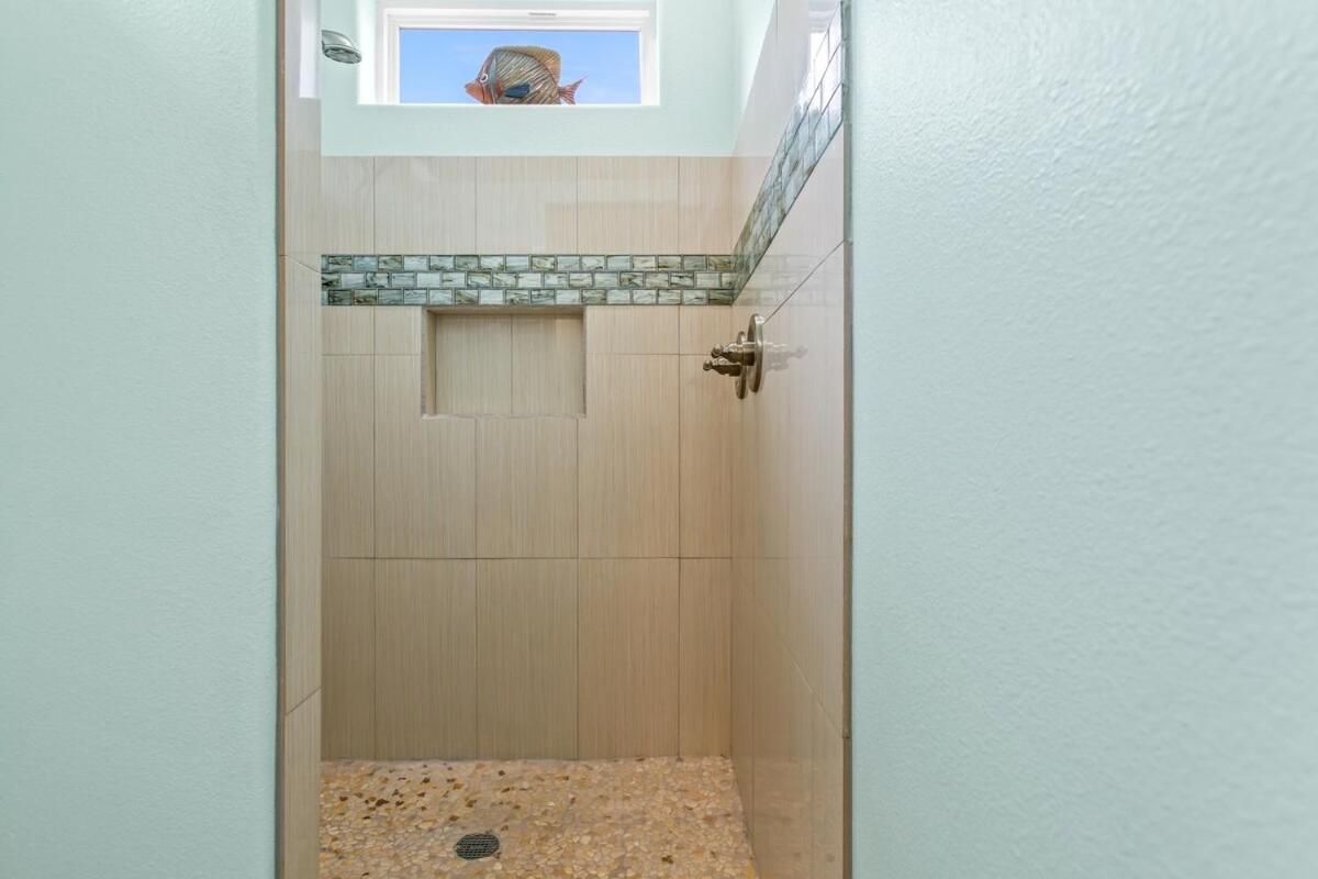 Foto 9: Flamingo - A Large 5BD Beachfront, Hot Tub with Indoor and Outdoor Entertainment
