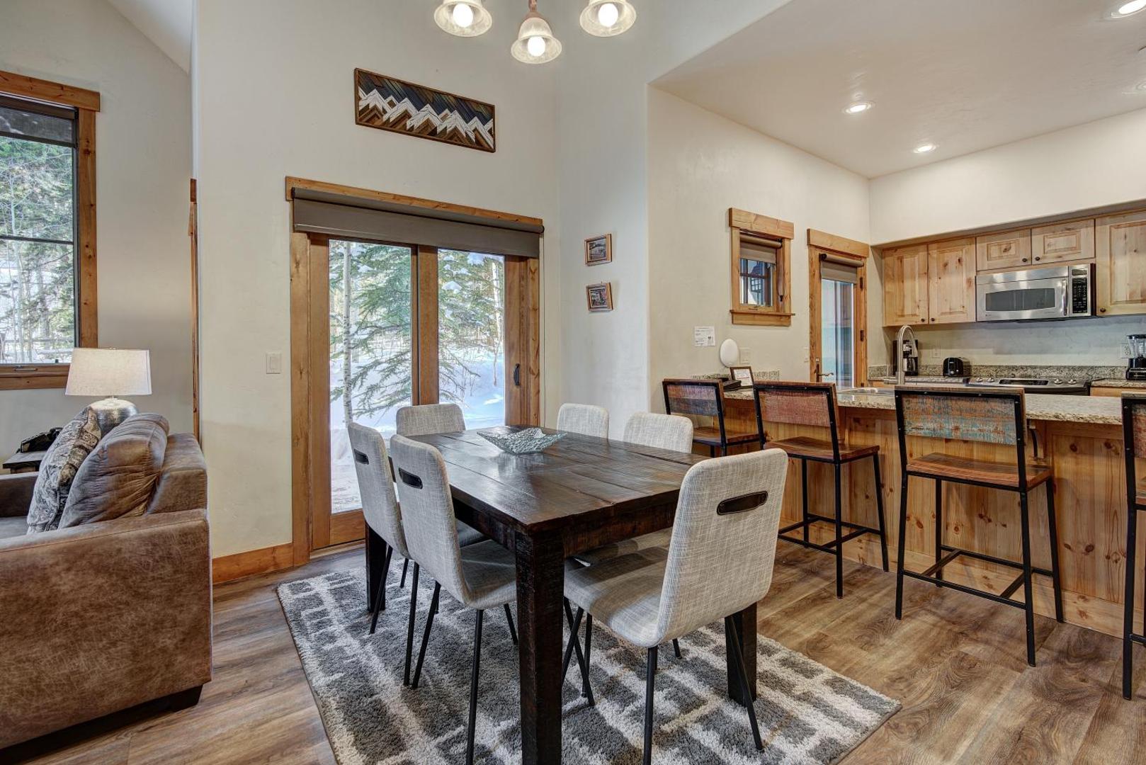 Foto 3: Spacious, Updated Townhome with Private Garage condo