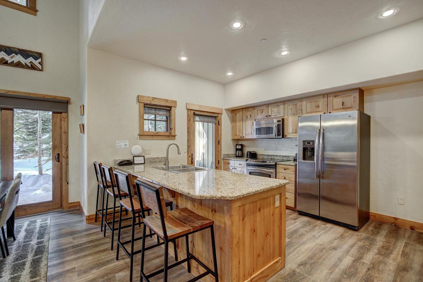 Foto 4: Spacious, Updated Townhome with Private Garage condo