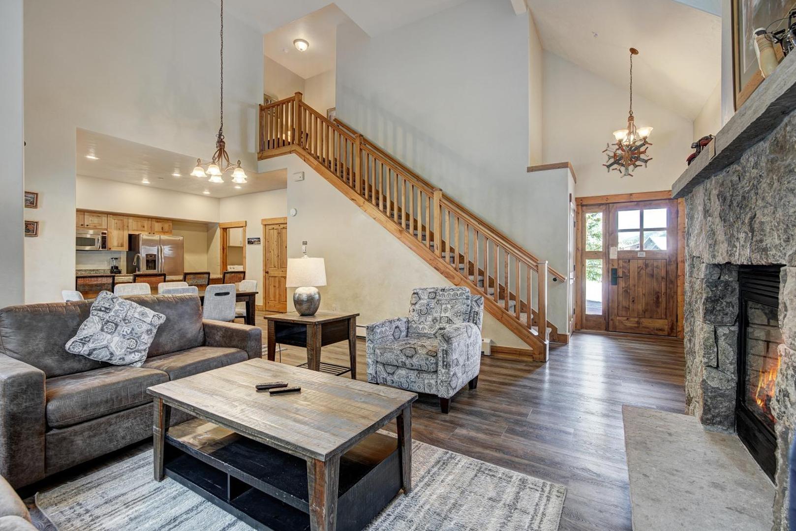 Foto 10: Spacious, Updated Townhome with Private Garage condo
