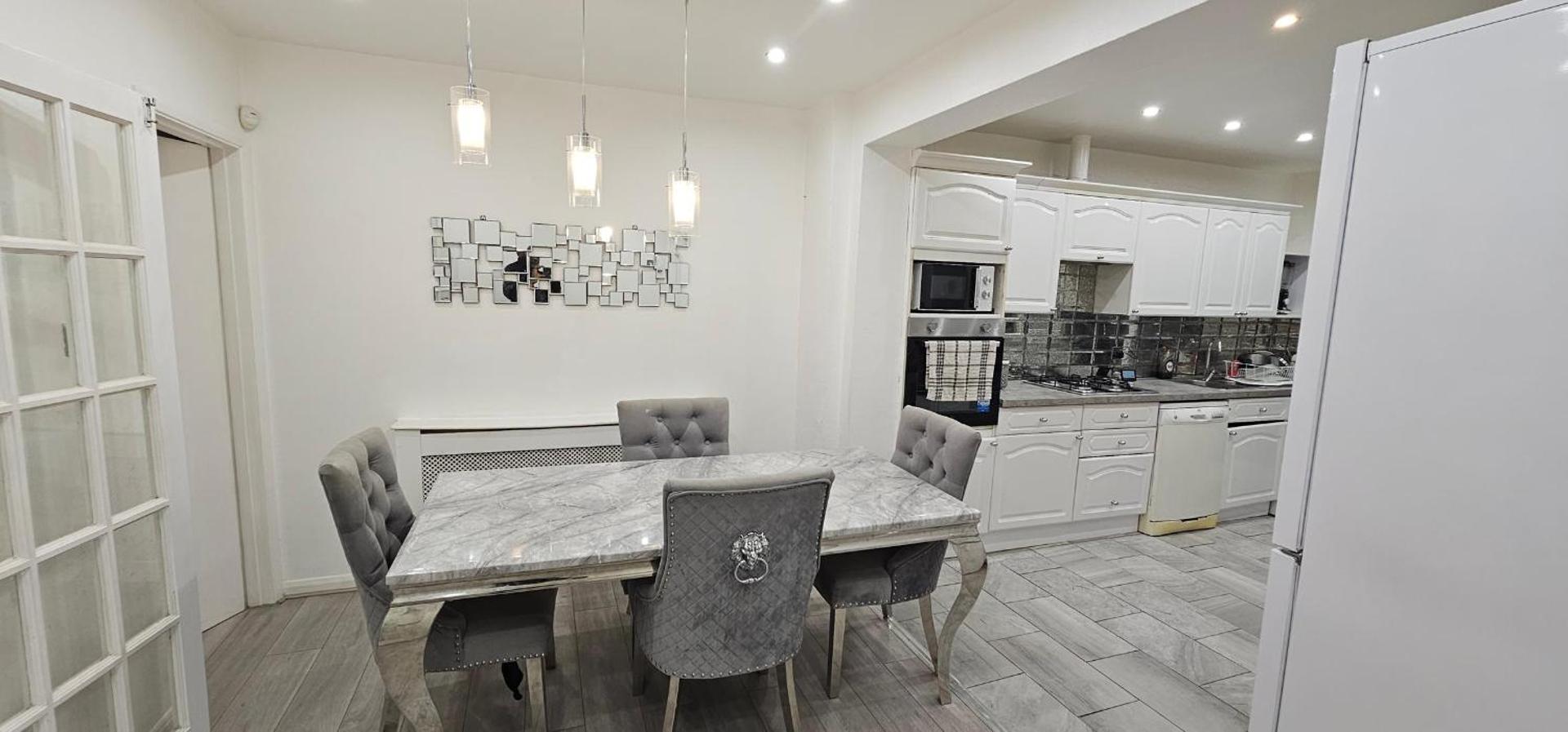Foto 4: Spacious & Modern 2-Bed House in Dagenham