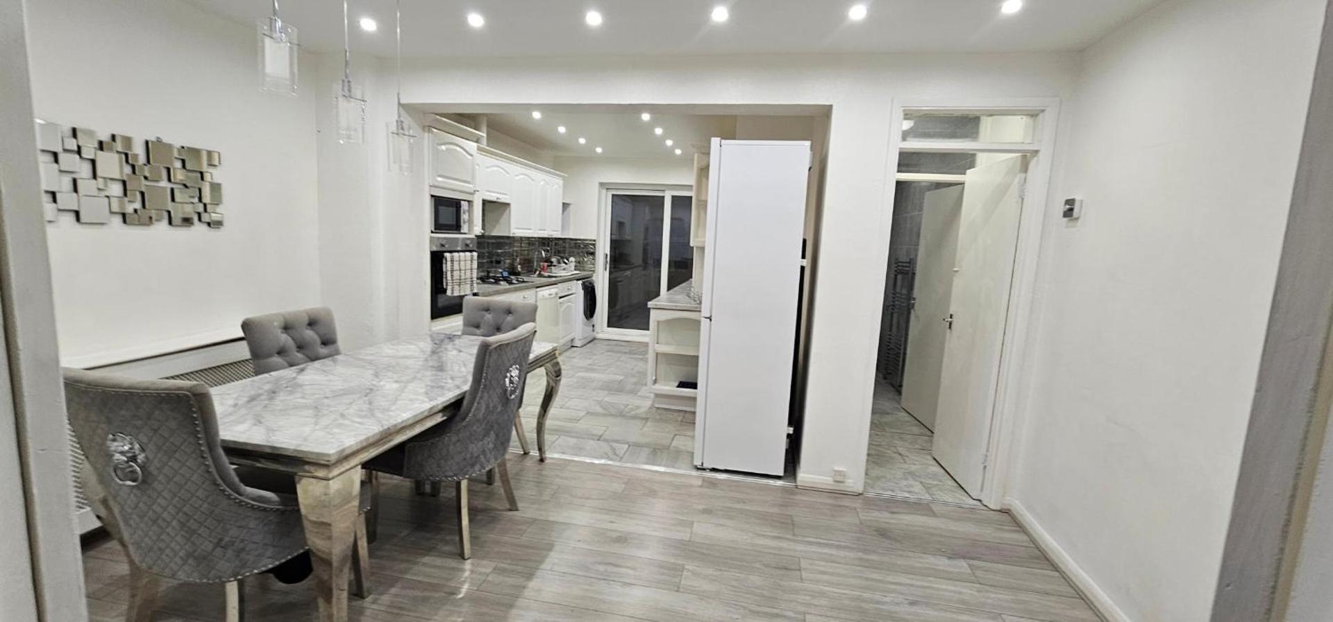 Foto 6: Spacious & Modern 2-Bed House in Dagenham