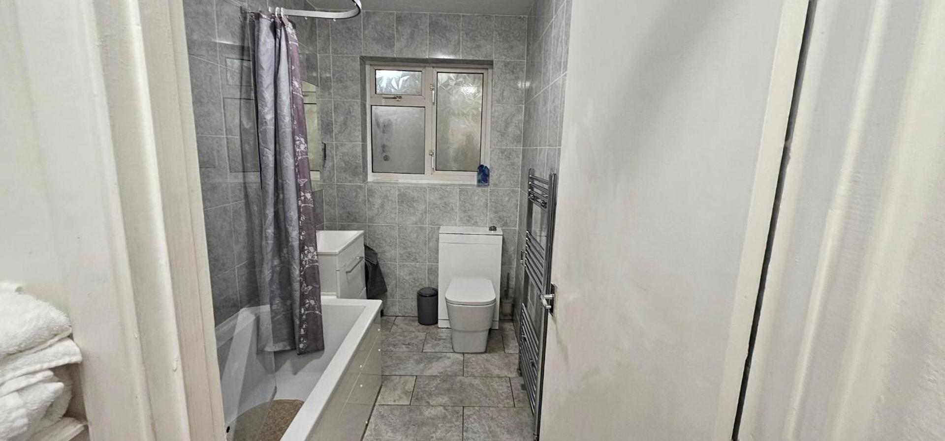 Foto 8: Spacious & Modern 2-Bed House in Dagenham