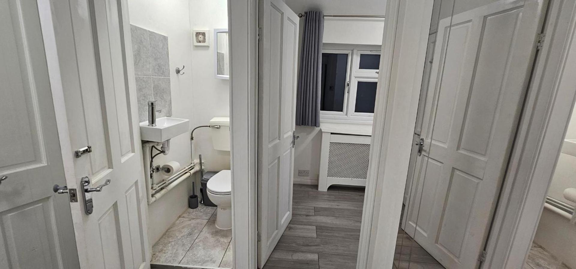 Foto 10: Spacious & Modern 2-Bed House in Dagenham