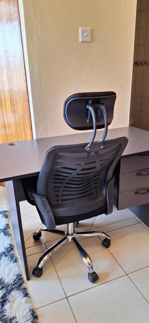 Foto 3: studio with a working desk in Nyali