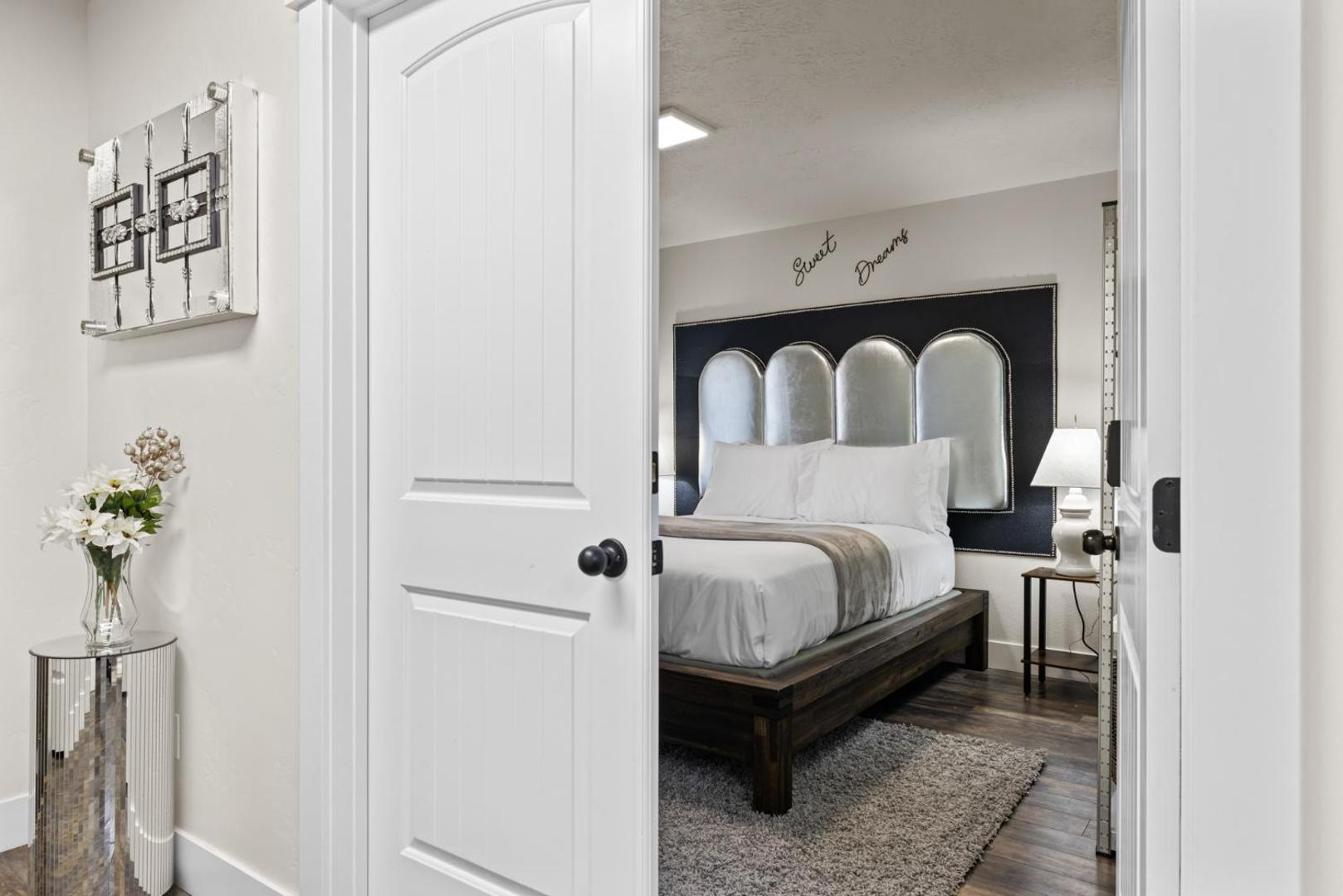 Φωτογραφία 3: Chic & Cozy Room, Unique Design, Shared Amenities Near CofI and Lake Lowell