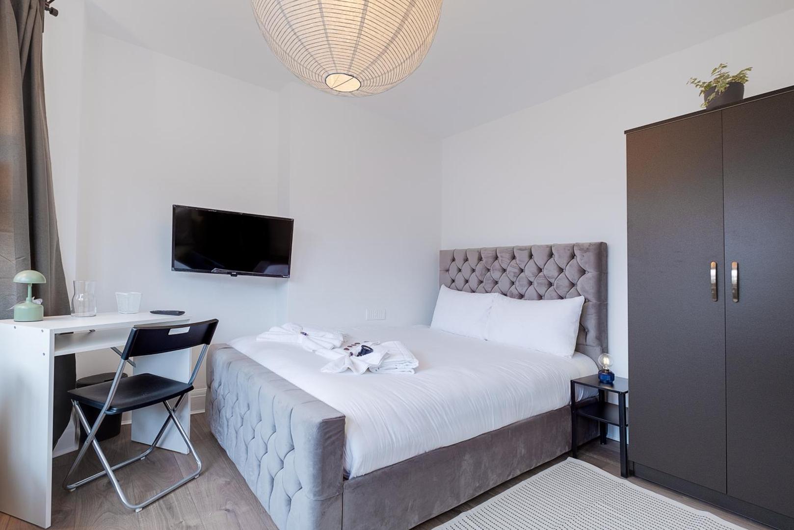Studio, 25min Wembley Stadium & Central London, NFL, Free Parking, Lots of free snacks, toiletries, XMAS bookings now! photo 6