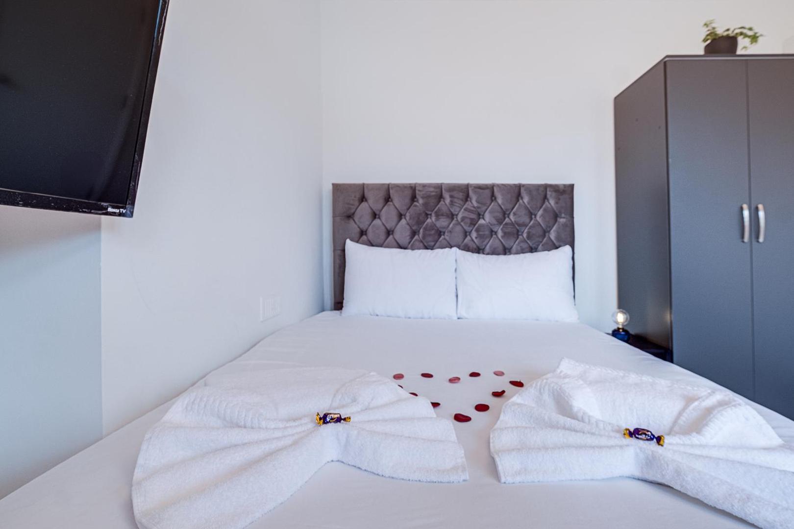 Studio, 25min Wembley Stadium & Central London, NFL, Free Parking, Lots of free snacks, toiletries, XMAS bookings now! photo 9