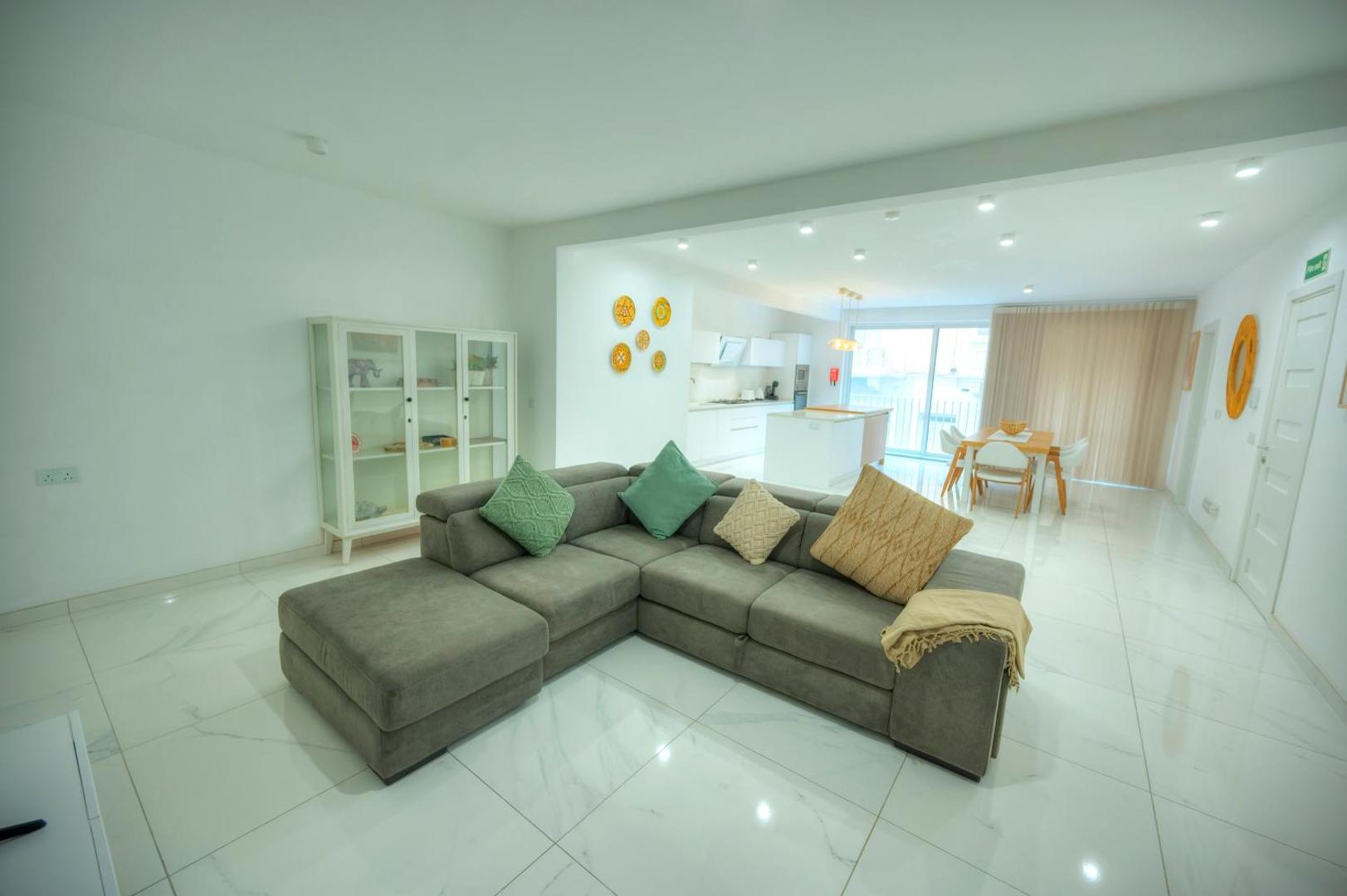 Foto 2: Stylish & large 2 bedroom with internal yard DCUT1-1