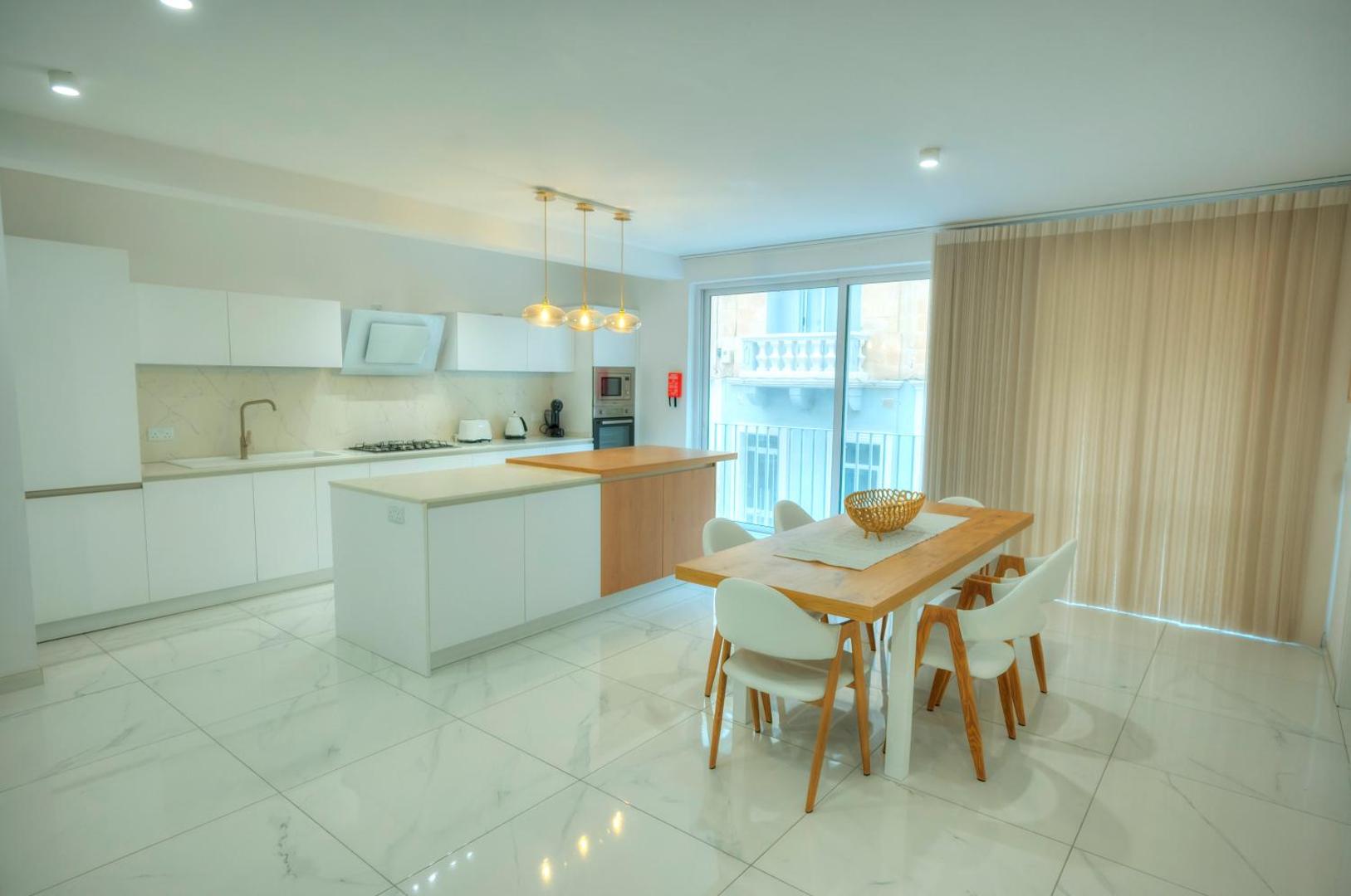 Foto 4: Stylish & large 2 bedroom with internal yard DCUT1-1