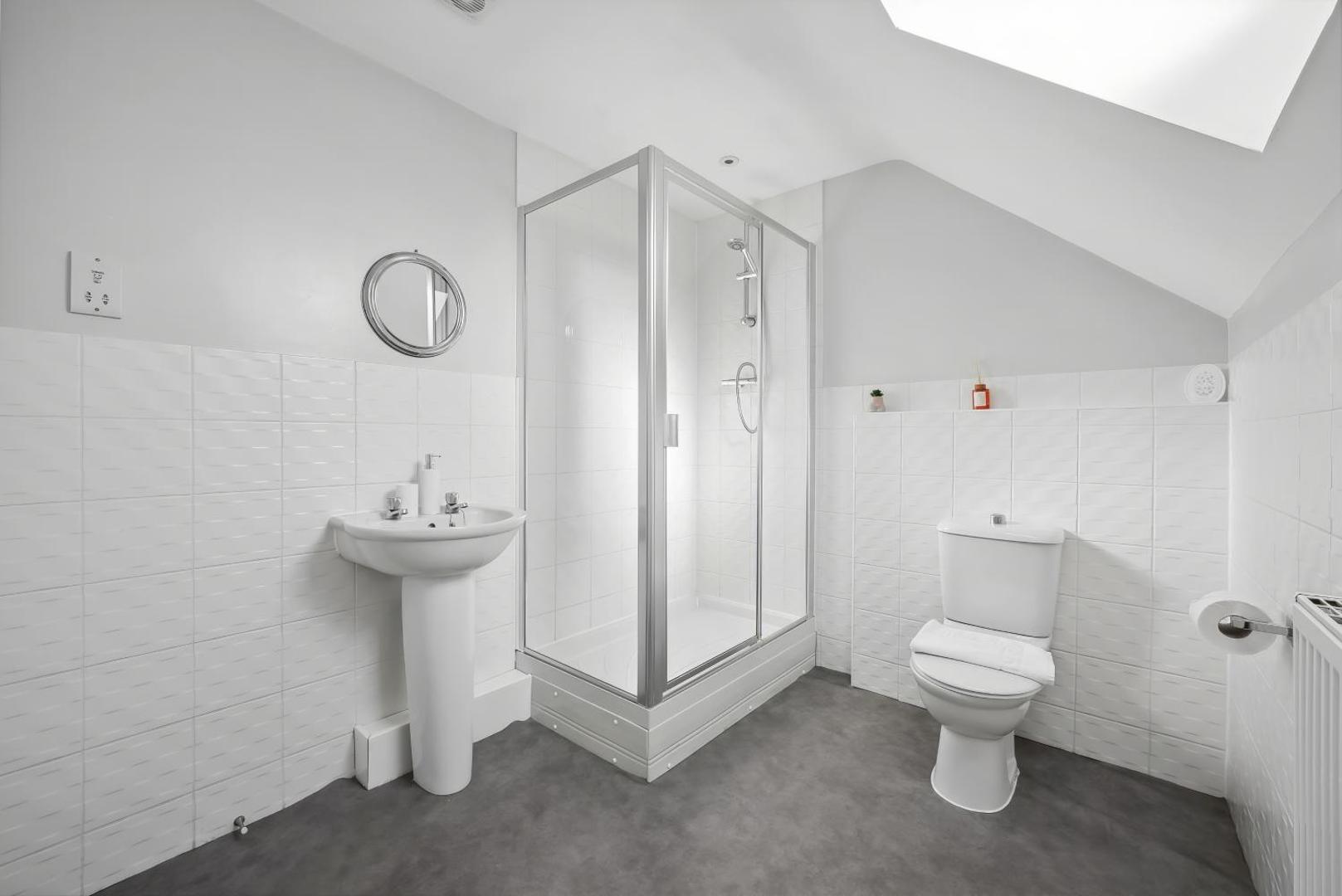 Fotografie 7: Hampton - 5 beds, 2 bathroom, Garden, Free Parking
