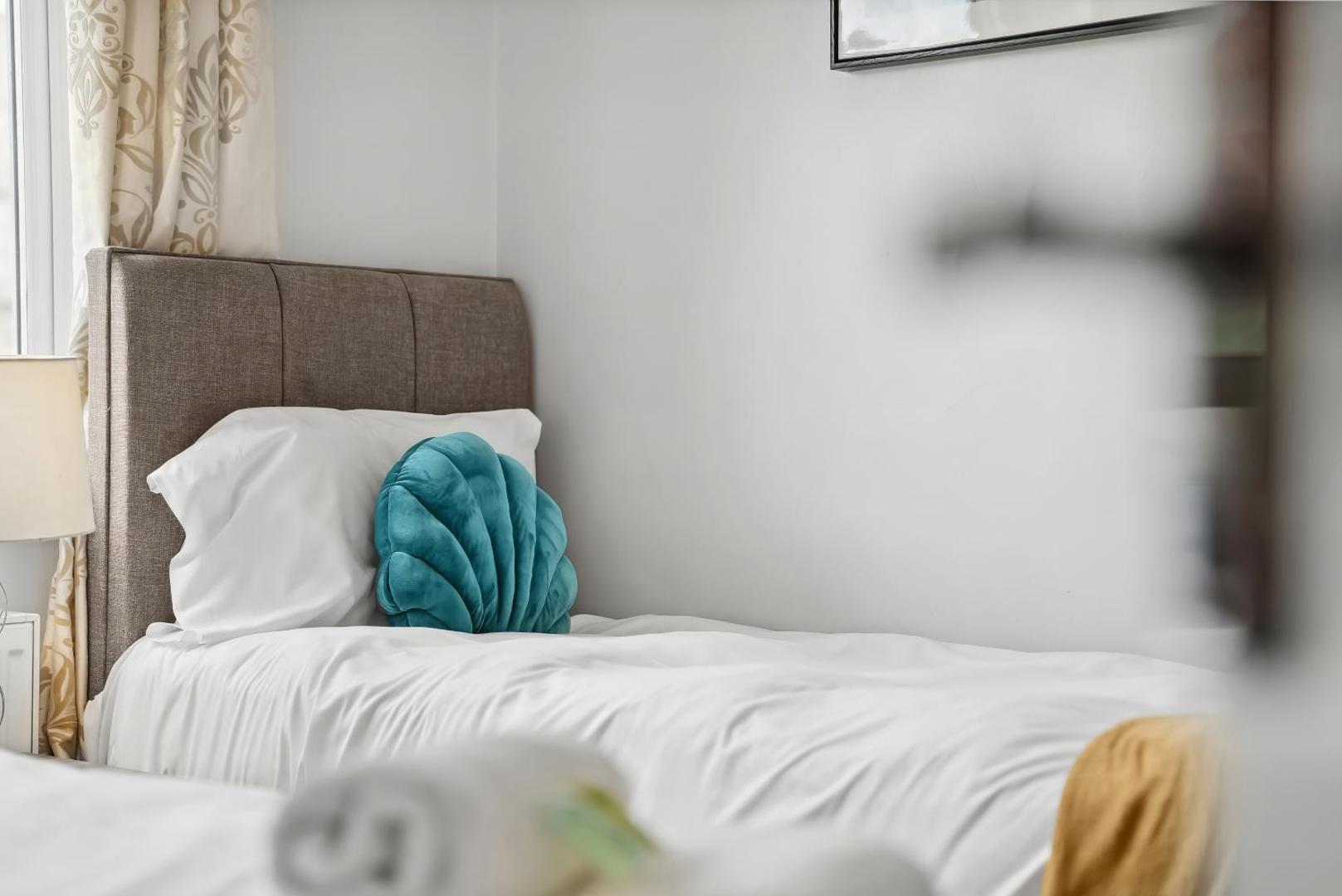 Fotografie 10: Hampton - 5 beds, 2 bathroom, Garden, Free Parking