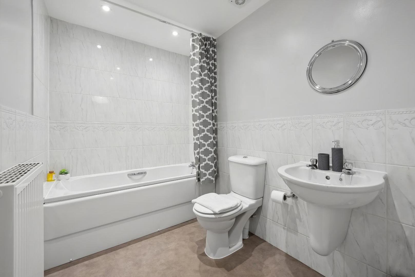 Fotografie 6: Hampton - 5 beds, 2 bathroom, Garden, Free Parking