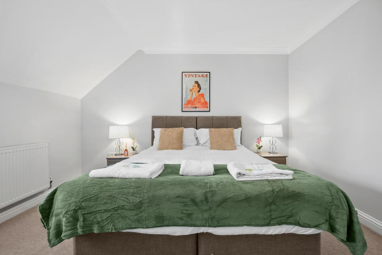 Fotografie 2: Hampton - 5 beds, 2 bathroom, Garden, Free Parking