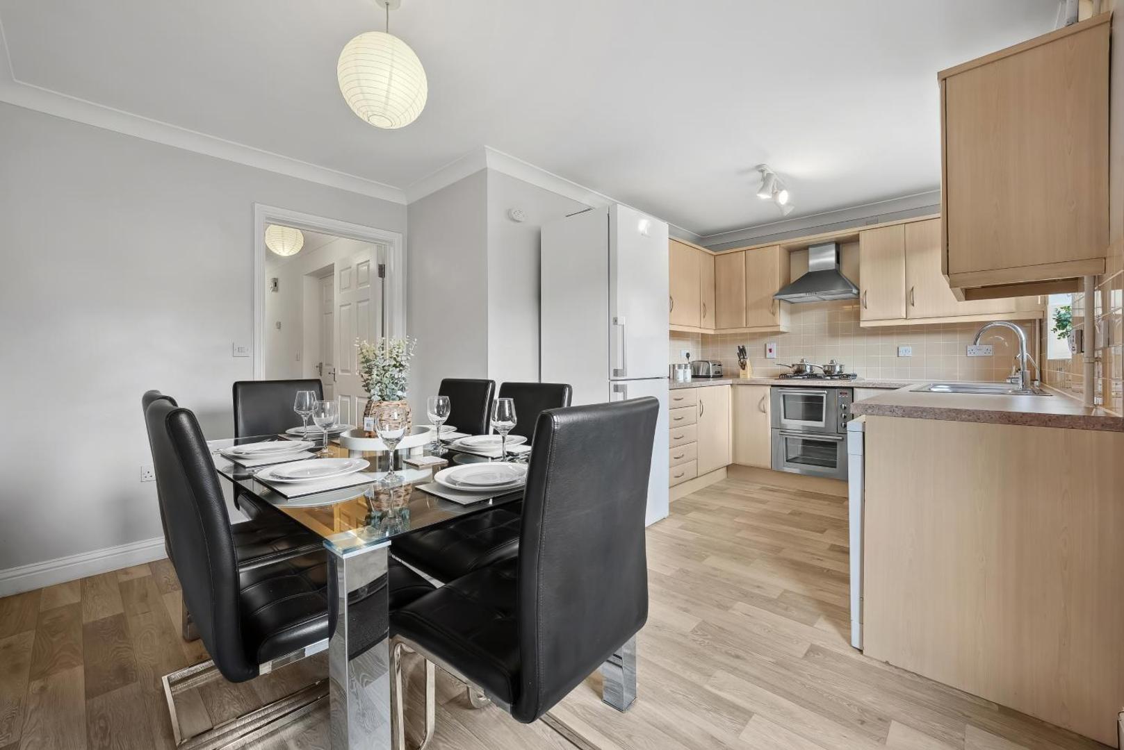 Fotografie 4: Hampton - 5 beds, 2 bathroom, Garden, Free Parking