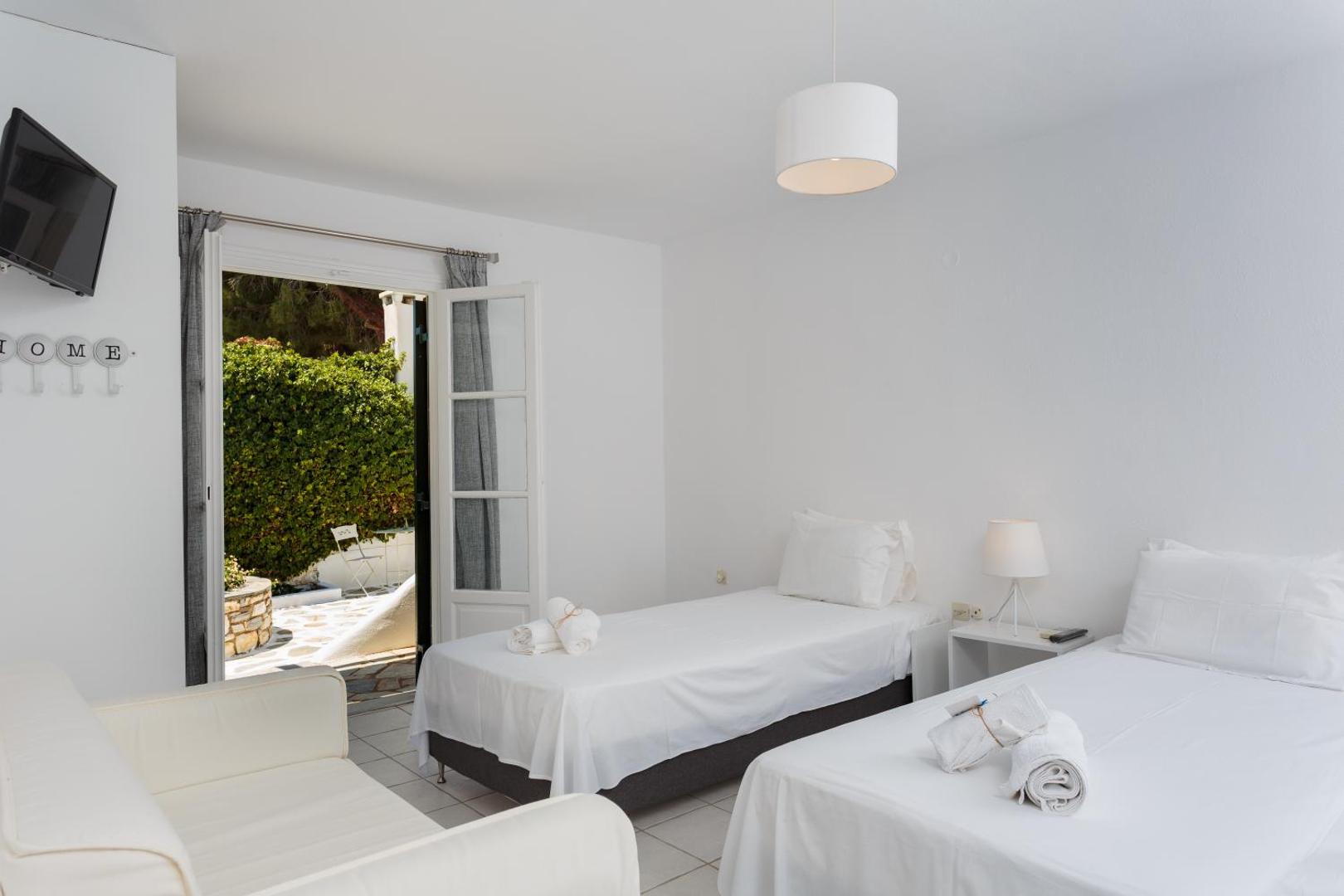 Fotografie 9: Tzane Studios & Apartments - Steps away from Golden Beach