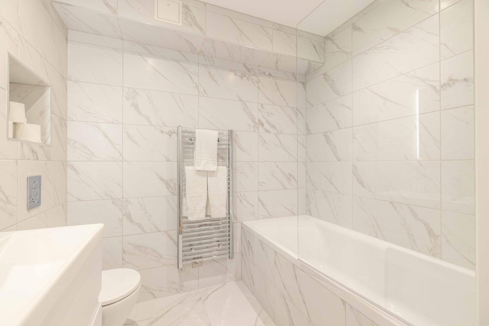 Fotografie 9: Escape in Style to Windsor with Free Parking - By Tempstay