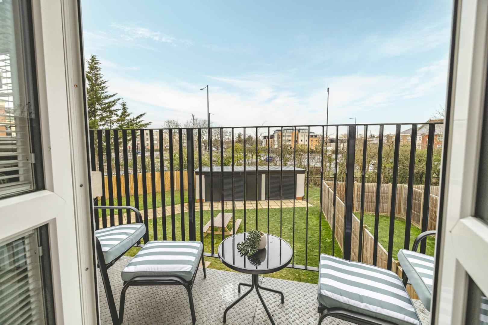 Fotografie 4: Escape in Style to Windsor with Free Parking - By Tempstay