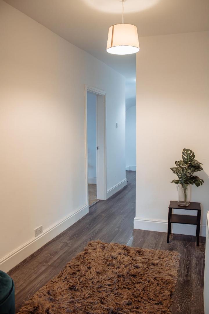 Foto 7: Spacious & Modern 8-Bed Home - Sleeps 13 - Parking