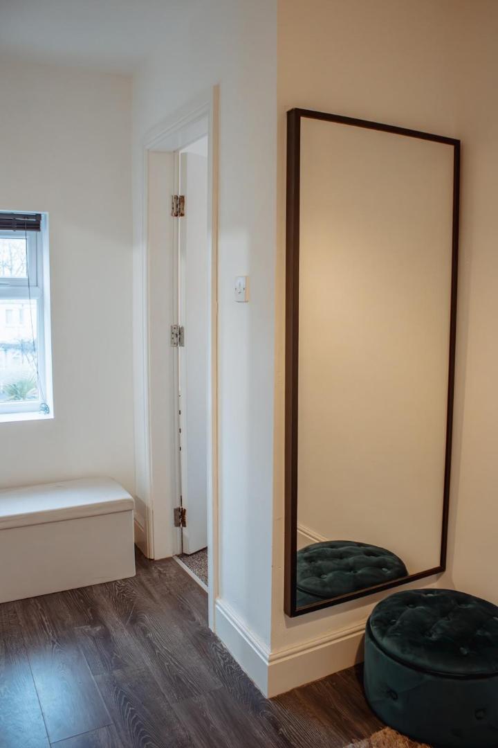 Foto 10: Spacious & Modern 8-Bed Home - Sleeps 13 - Parking