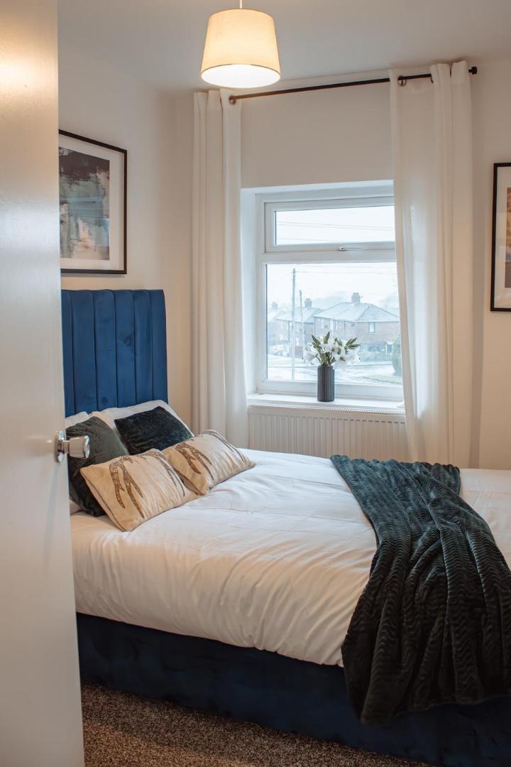 Foto 4: Spacious & Modern 8-Bed Home - Sleeps 13 - Parking