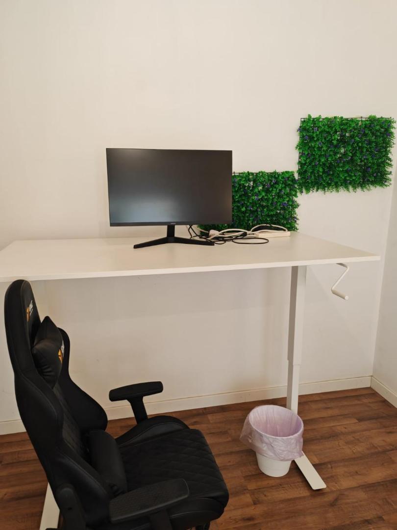 Work & Chill - Stylish Studio, Ergonomic Office Setup photo 6
