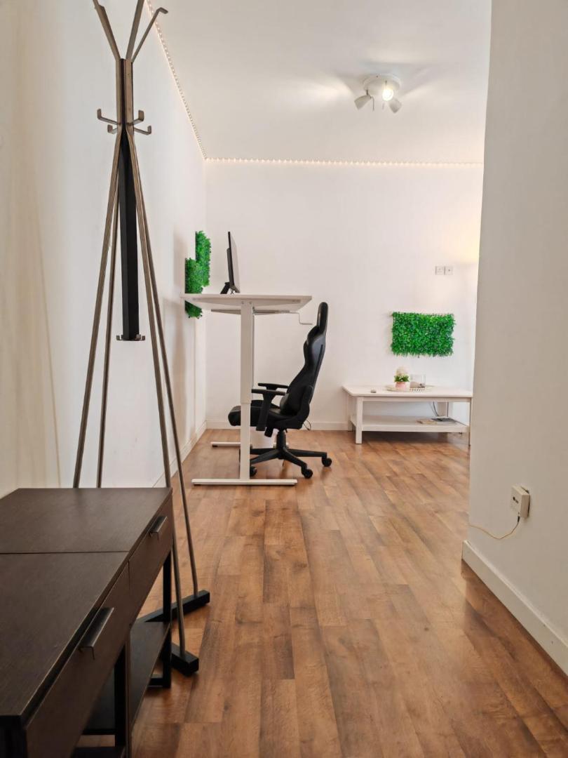 Work & Chill - Stylish Studio, Ergonomic Office Setup photo 9